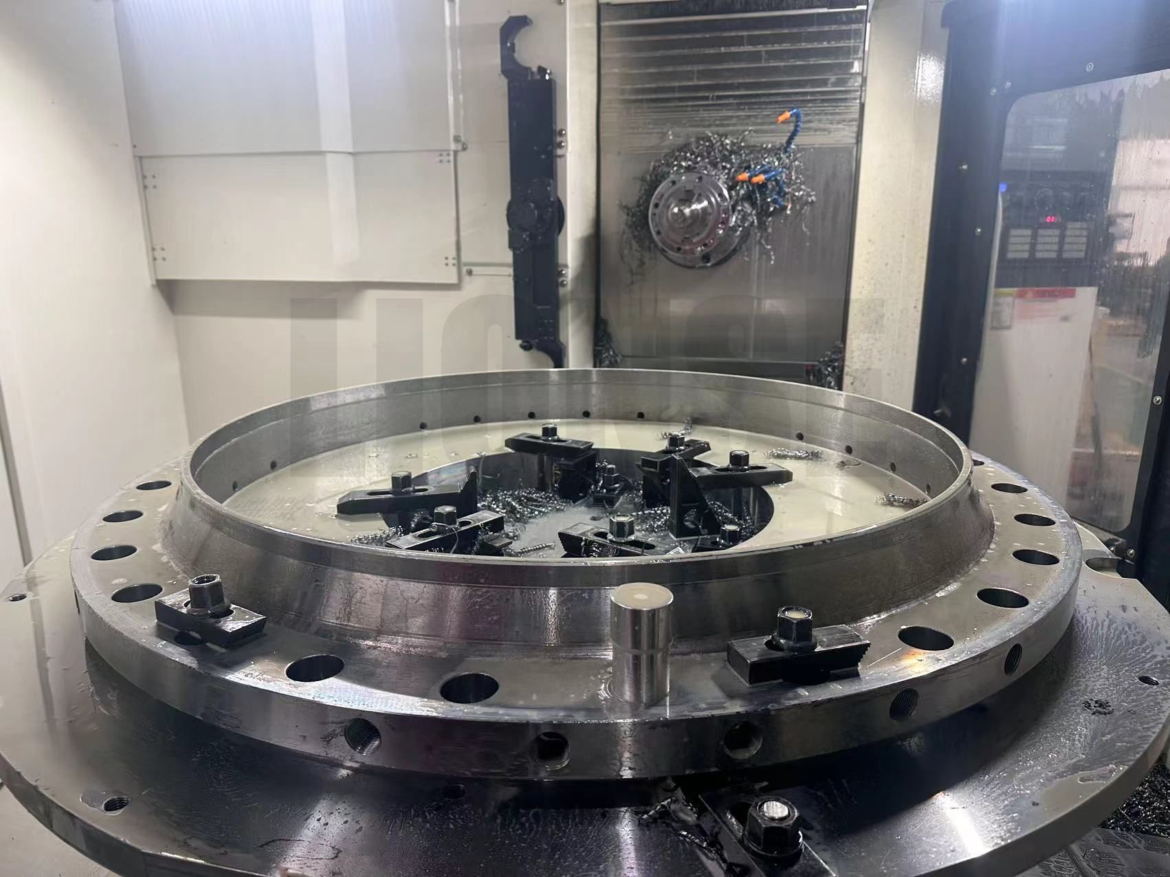 Jak zapewnić pionowość otworu podczas wiercenia kołnierzy o dużej średnicy?